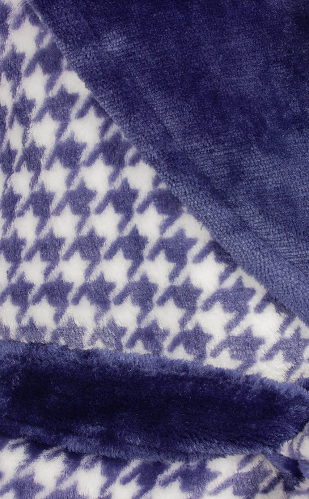 Close-up van blauwe Coral Fleece badjas met pied-de-poule patroon en effen blauwe delen