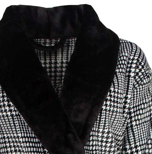 Zwarte fleece damesbadjas met wit ruitpatroon en zwarte sjaal-kraag, close-up van de bovenkant