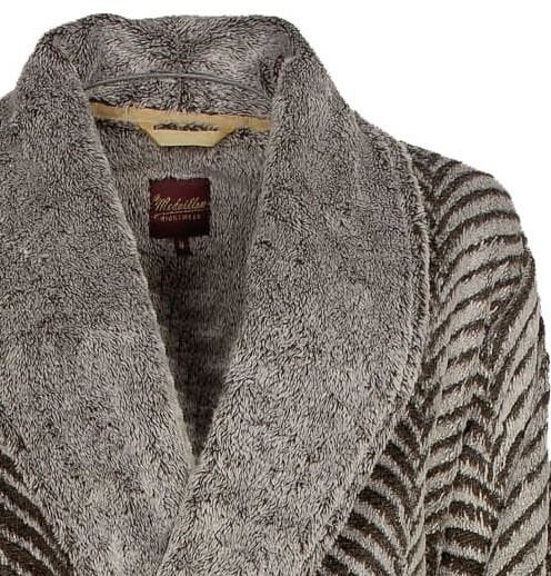 Grijze fleece badjas met sjaalkraag en gestreept patroon op de mouwen, getoe uitstraling en warme uitnodigende textuur.