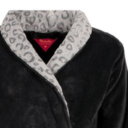 Grijze fleece badjas met sjaalkraag, close-up van de kraag met luipaardprint en zwarte buitof van het lichaam