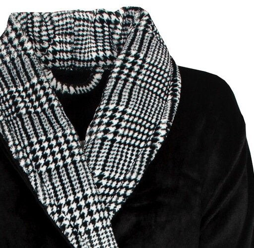 Zwarte fleece badjas met pied-de-poule sjaal-kraag, lange mouwen en ceintuur. Close-up van de kraag.