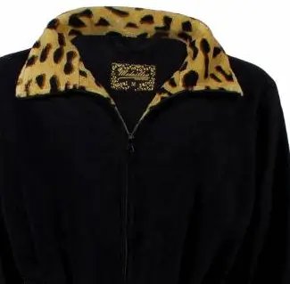 Zwarte badjas met luipaardprint kraag, rits en zakken. Gemaakt van coral fleece materiaal.