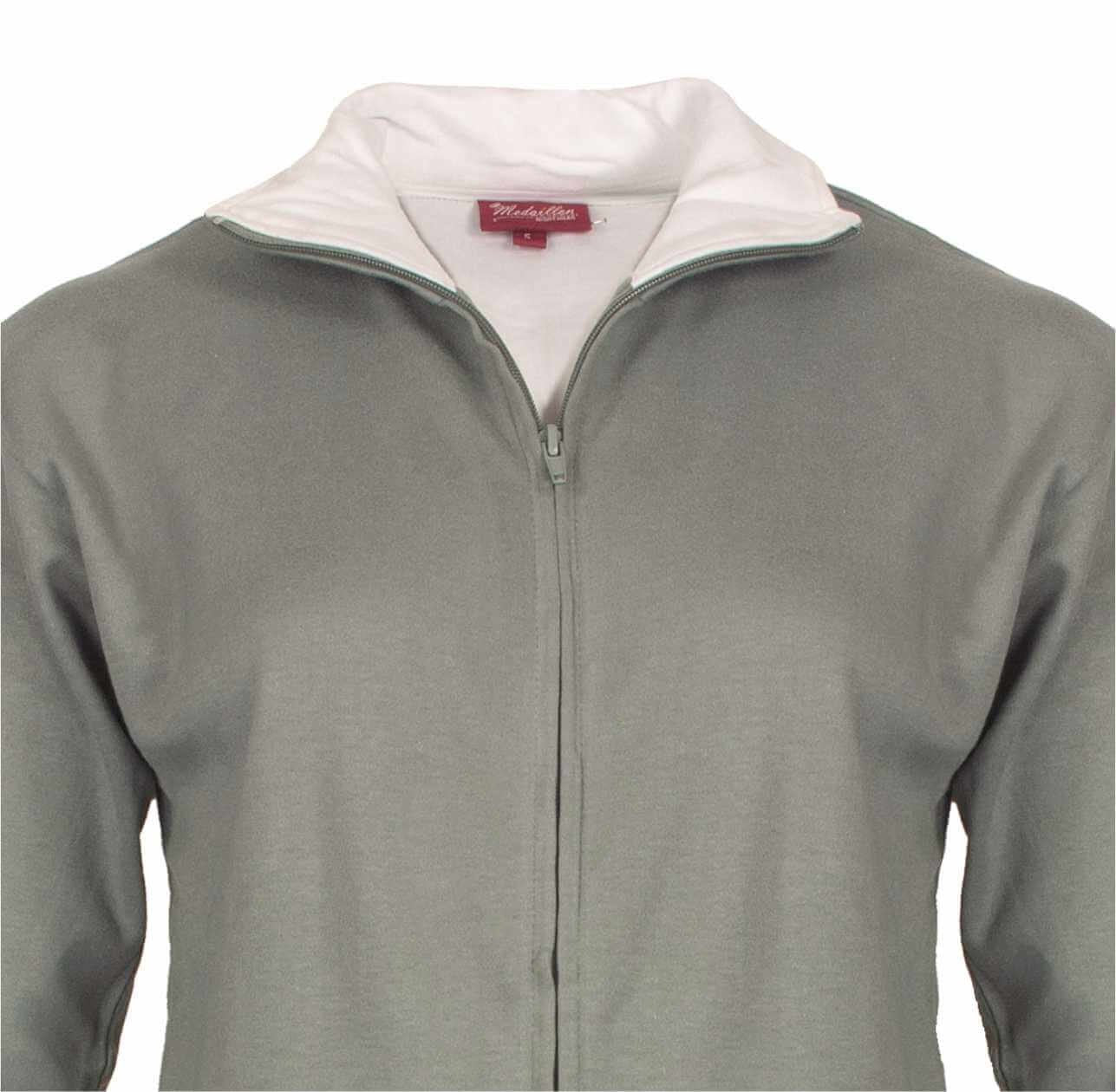 Grijze huispak met lange mouwen, deelbare rits, paspelzakken en witte kraag. Merk Medaillon zichtbaar.