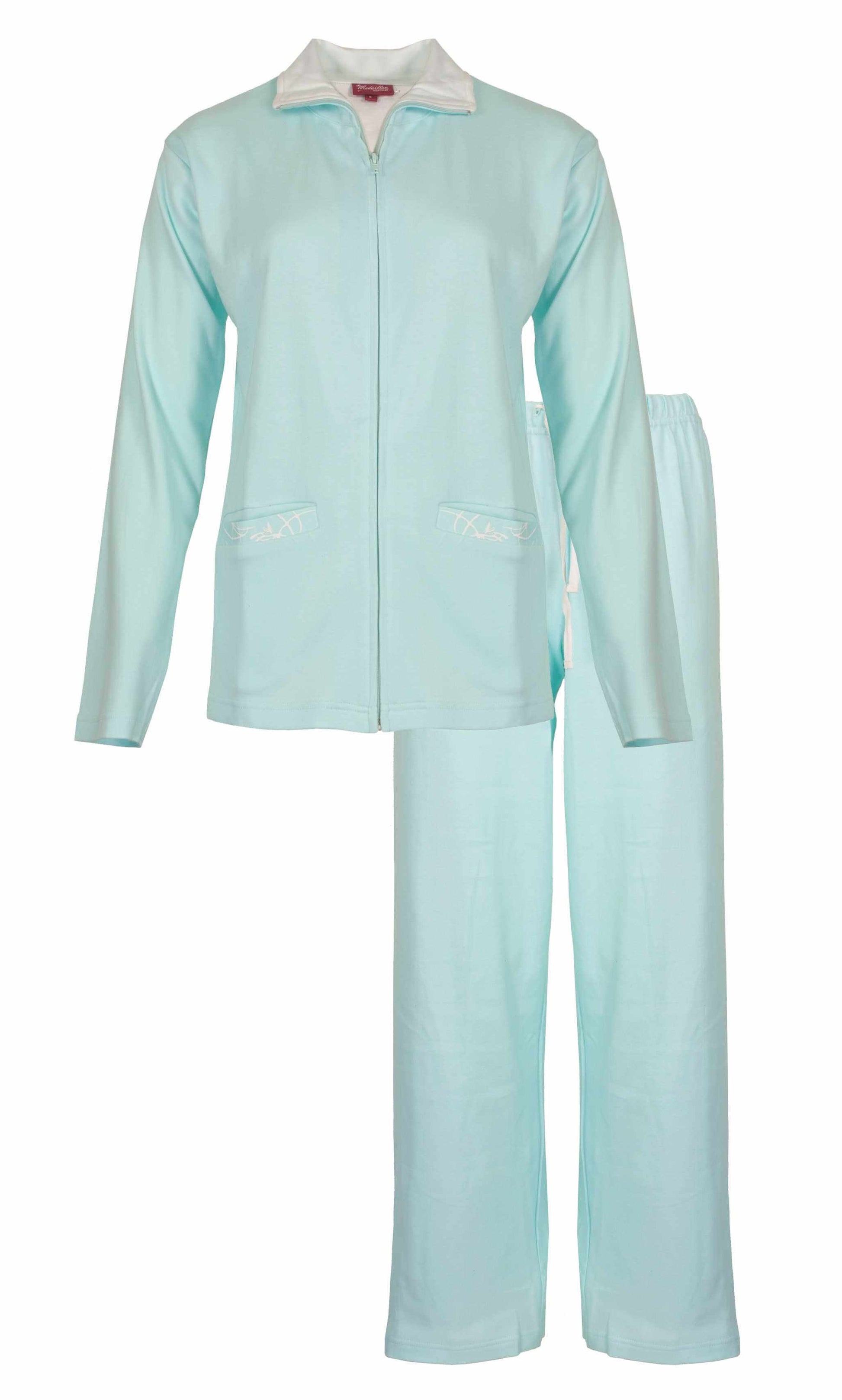 Lichtblauwe katoenen huispak met lange mouwen, deelbare rits, paspelzakken en rechte broek met wit aantrekkoord.