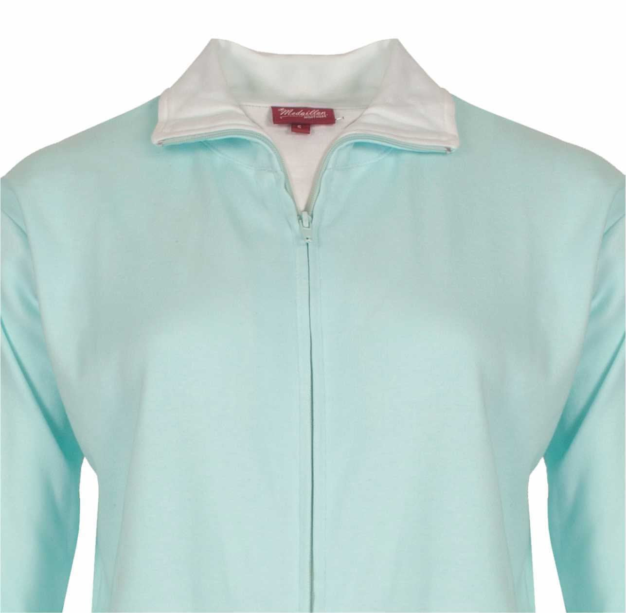 Lichtblauwe katoenen huispak met witte kraag, lange mouwen en deelbare rits. Medaillon merk zichtbaar.