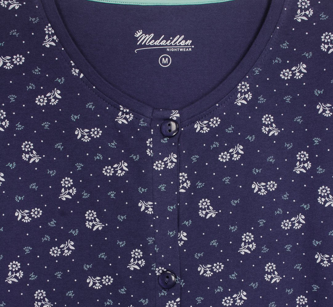 Blauw nachthemd met witte bloemenprint, polo sluiting, korte mouwen en ronde hals van Medaillon Nightwear