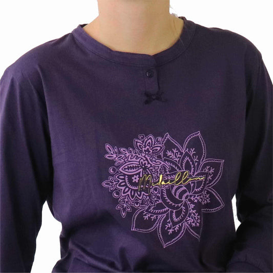 Donkerpaars nachthemd met lila bloemmotief op de borst en een knoopsluiting aan de hals