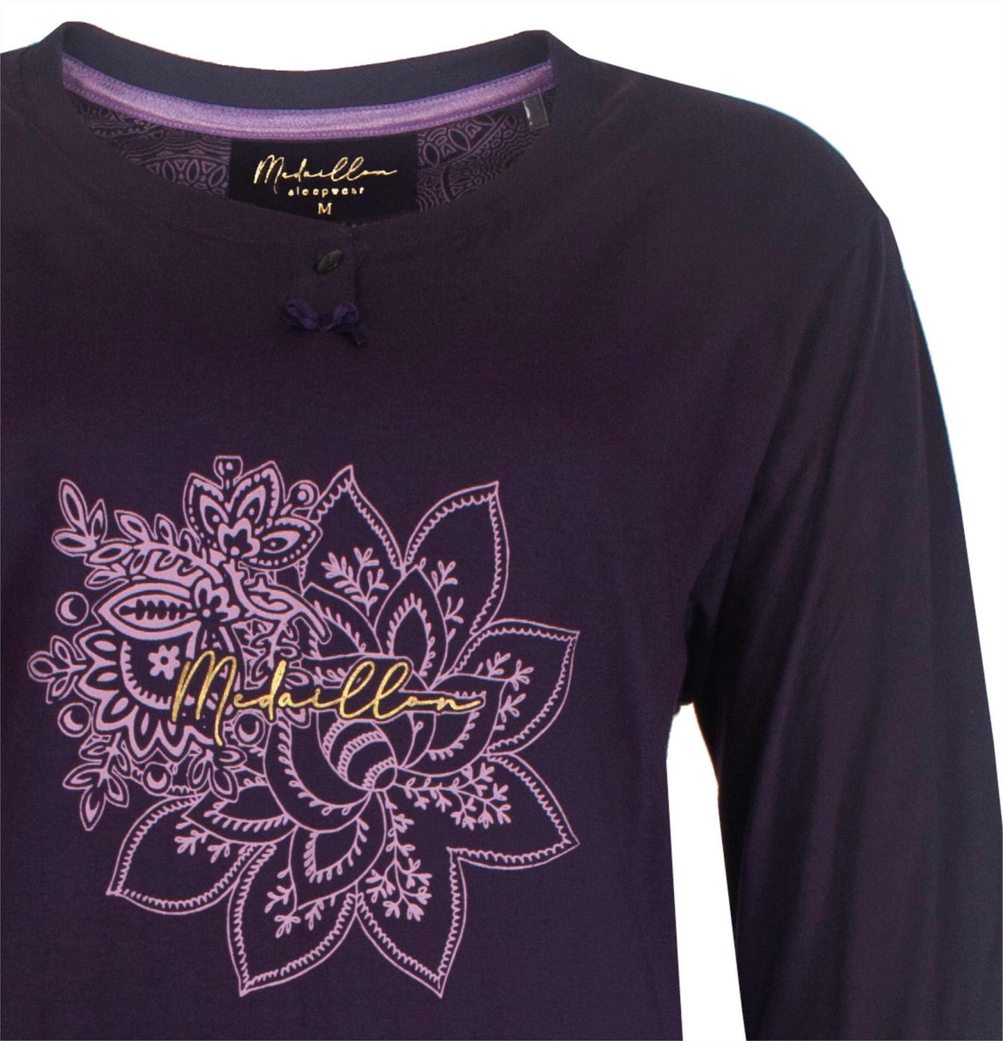 Donkerpaars dames nachthemd met roze bloemmotief op de voorkant en Medaillon logo in goud