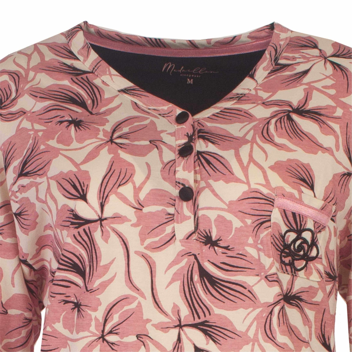 Roze gebloemd dames nachthemd met lange mouwen, V-hals en knoopsluiting, versierd met bloemmbladeren