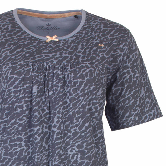 Grijs nachthemd met luipaardprint, ronde hals, korte mouwen en een strikje aan de hals.