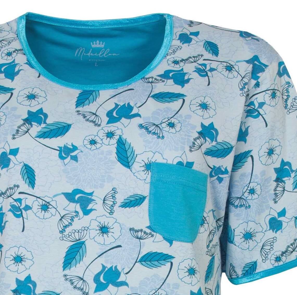 Blauw katoenen nachthemd met wit-blauwe bloemenprint, ronde hals en korte mouwen, met borstzakje