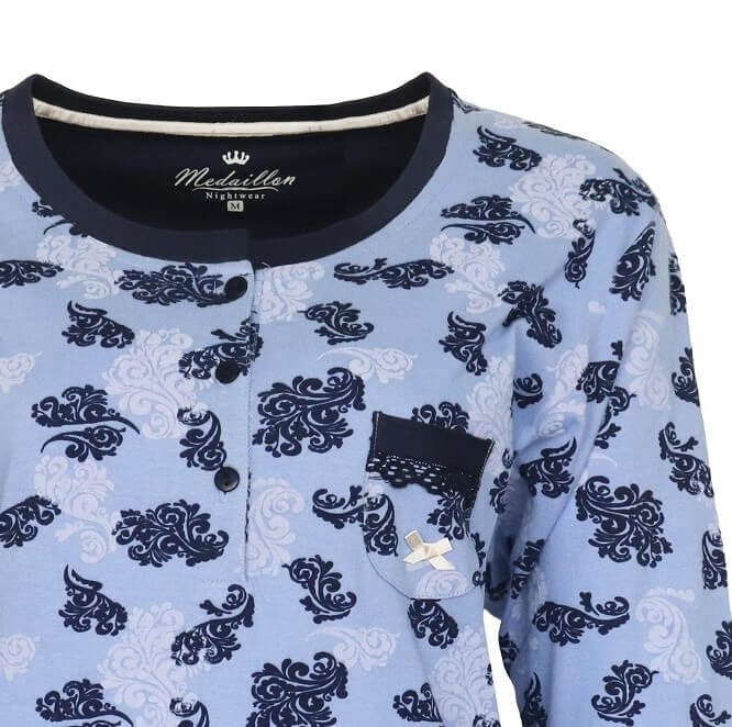 Blauw katoenen nachthemd met lange mouwen en zwart bloemmotief, zwarte hals en borstzakje met decoratie