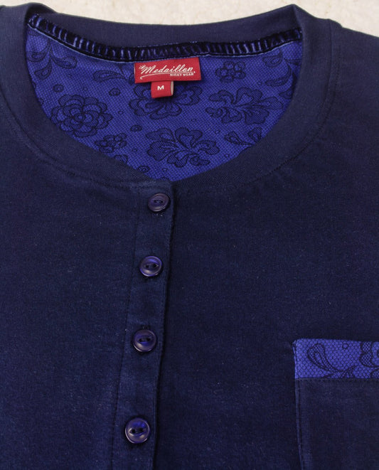 Donkerblauw katoenen nachthemd met ronde hals, knoopsluiting, borstzakje en gebloemenmotief binnenin.