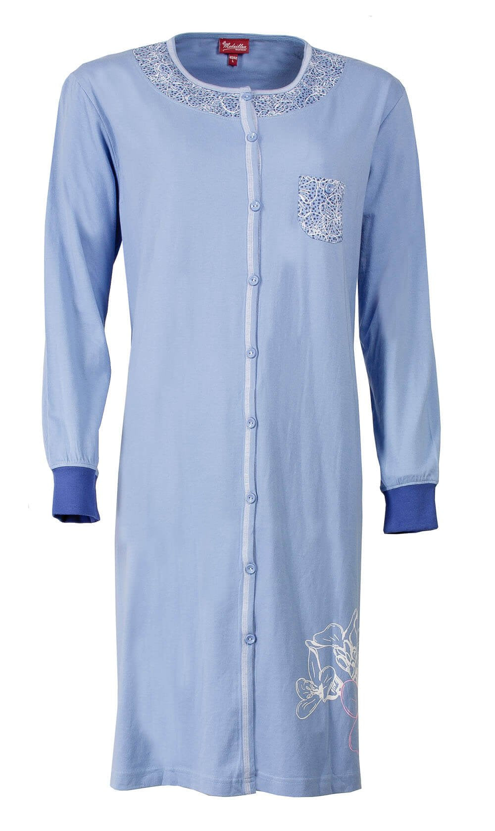 Lichtblauw doorknoop nachthemd met lange mouwen, ronde hals, borstzakje en decoratieve print aan de zoom.