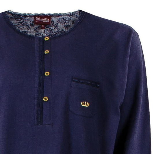 Donkerblauw dames nachthemd met ronde hals, knoopsluiting, lange mouwen en borstzakje met geborduurd logo.