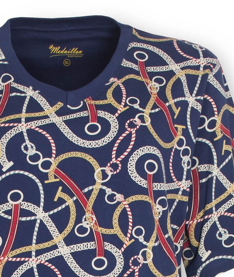 Blauw nachthemd met V-hals en korte mouwen, bedrukt met een patroon van gouden, rode en witte kettingen en ringen