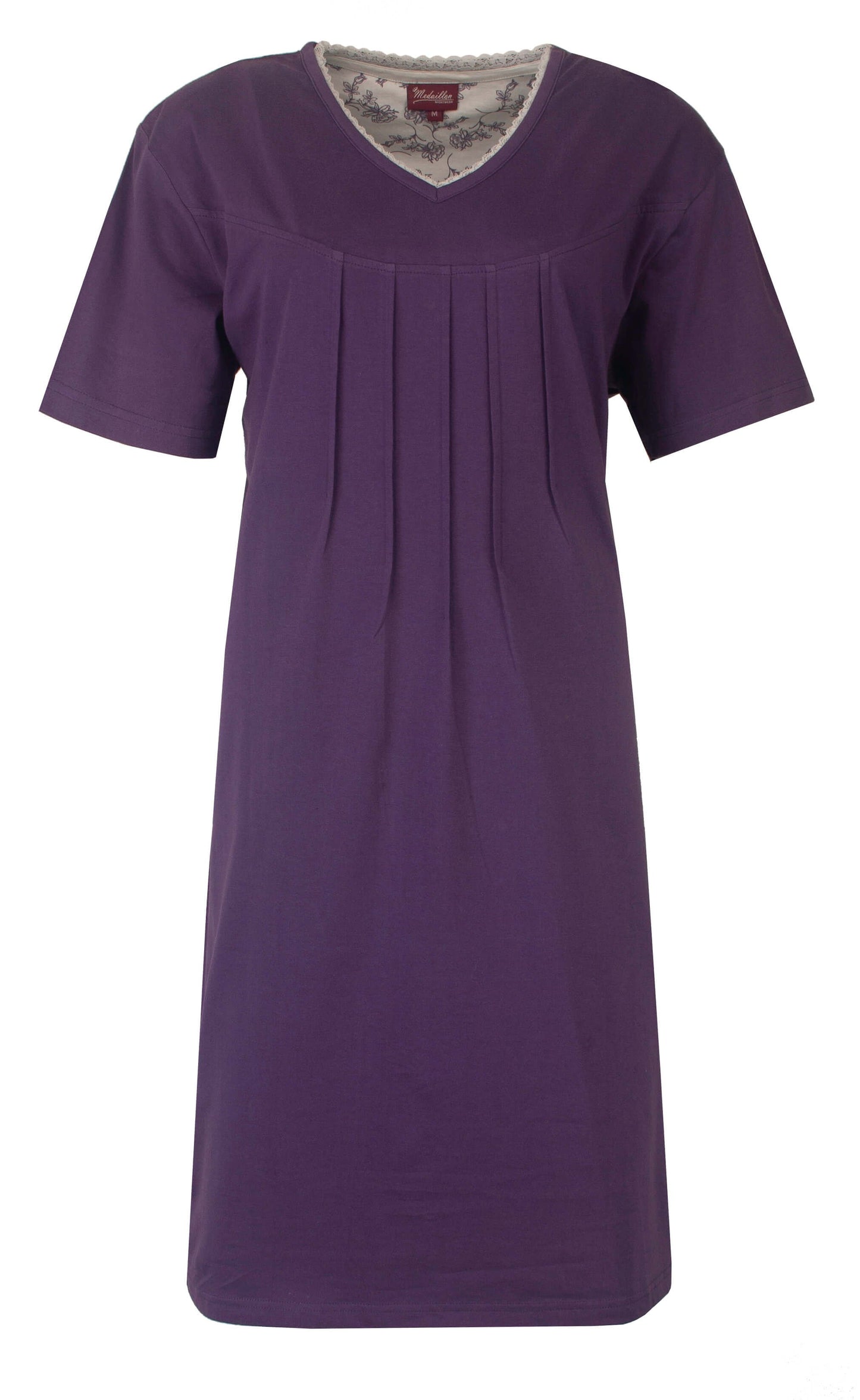 Paars katoenen nachthemd met korte mouwen, V-hals afgewerkt met kant, en plooien op de borst.