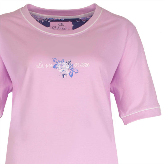 Licht lila nachthemd met korte mouwen, bloemenprint op de borst, 'La vie en rose' tekst