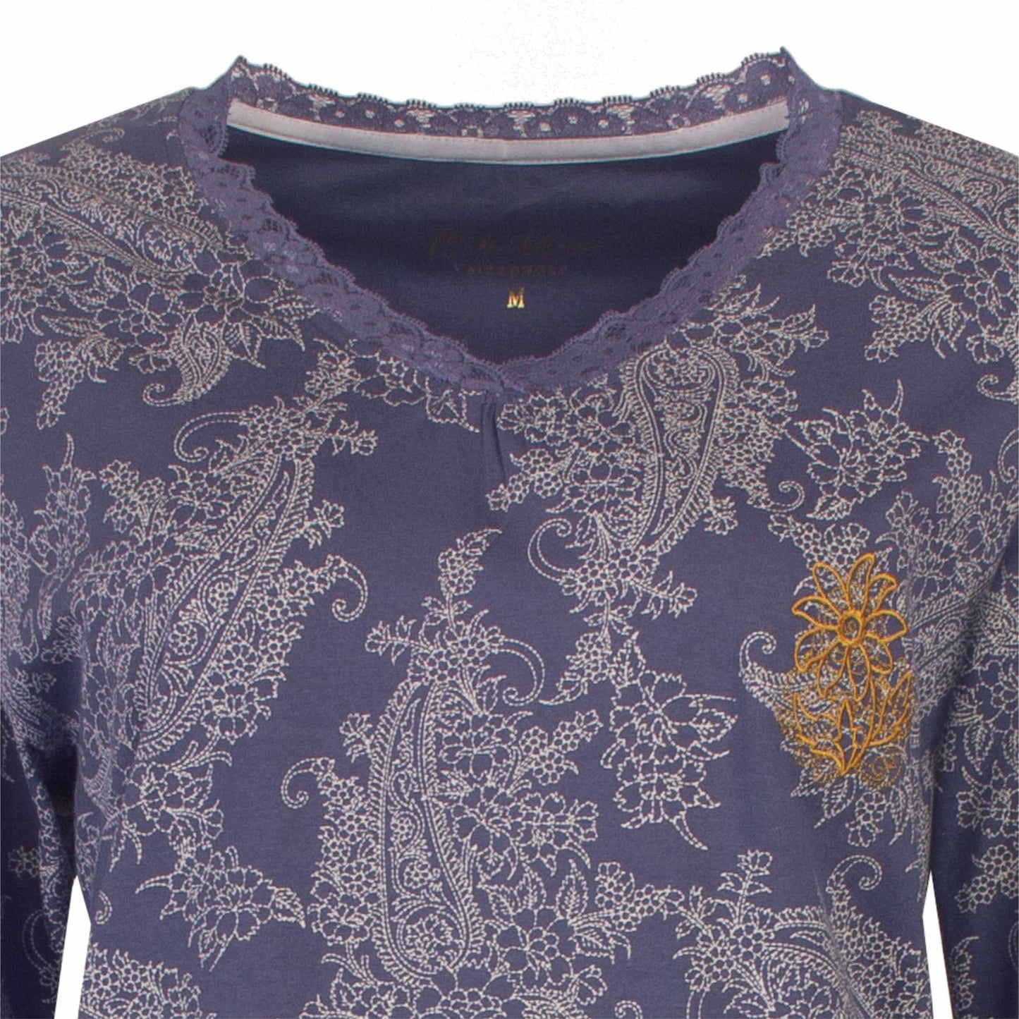 Lila nachthemd met lange mouwen, versierd met een fijn paisley patroon en kanten details aan de hals
