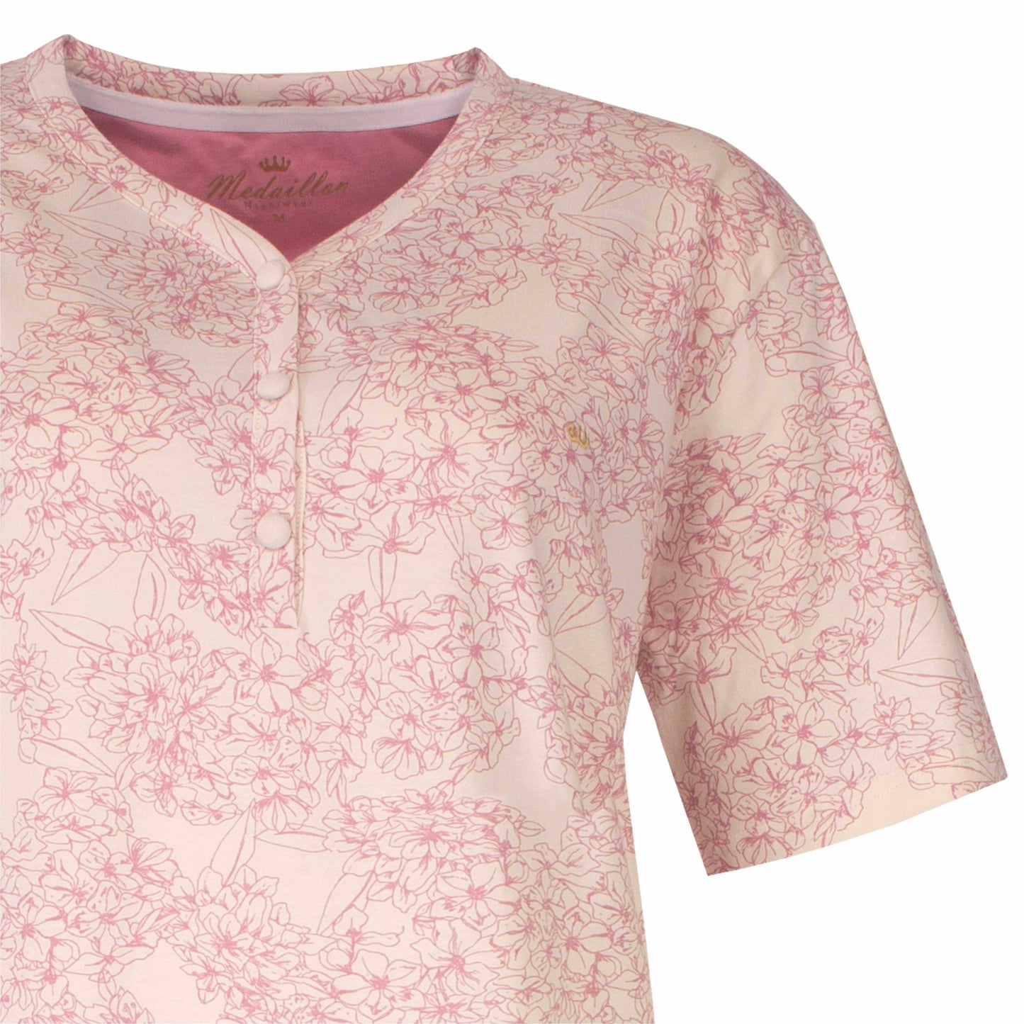Roze dames nachthemd met fijne bloemenprint, korte mouwen en knoopsluiting aan de hals.