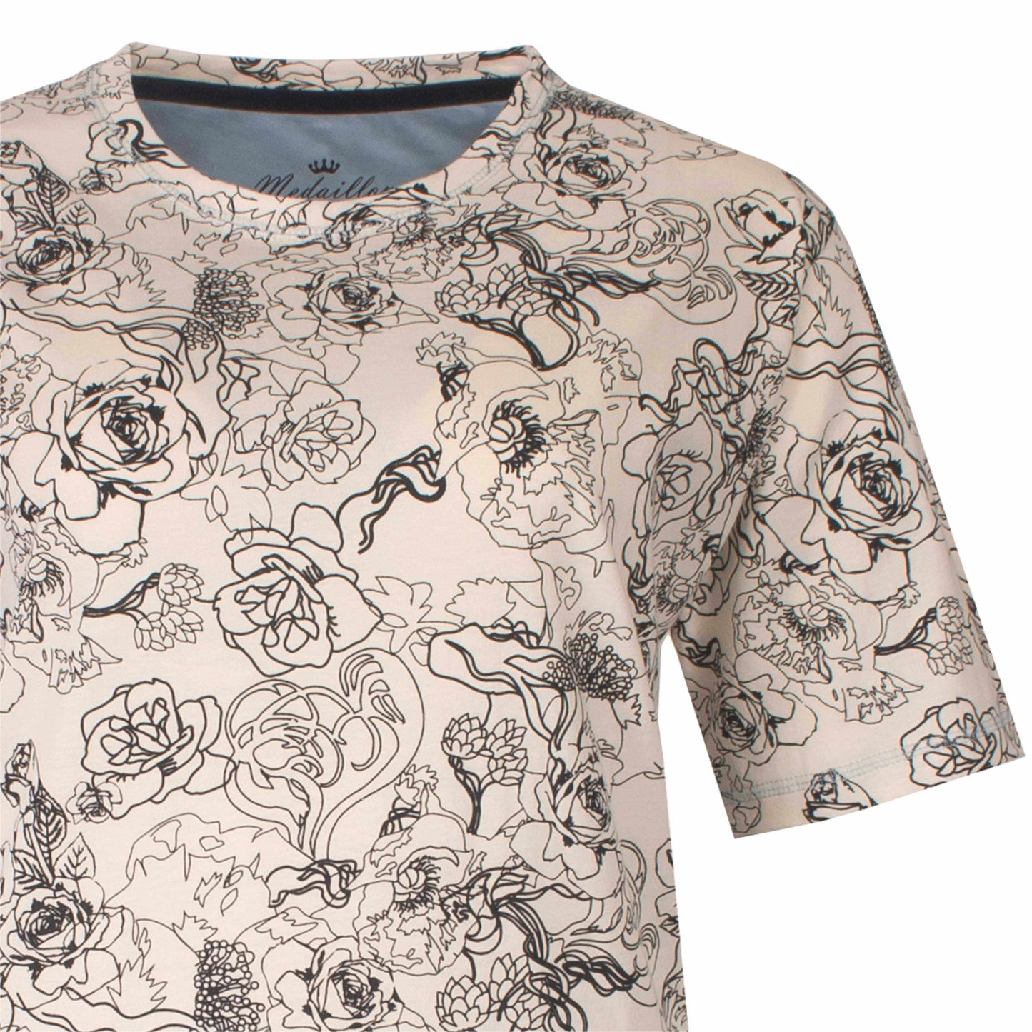 Grijs dames nachthemd met zwart-wit rozenprint. Korte mouwen en ronde hals. Katoen stof met fijn bloemenpatroon.