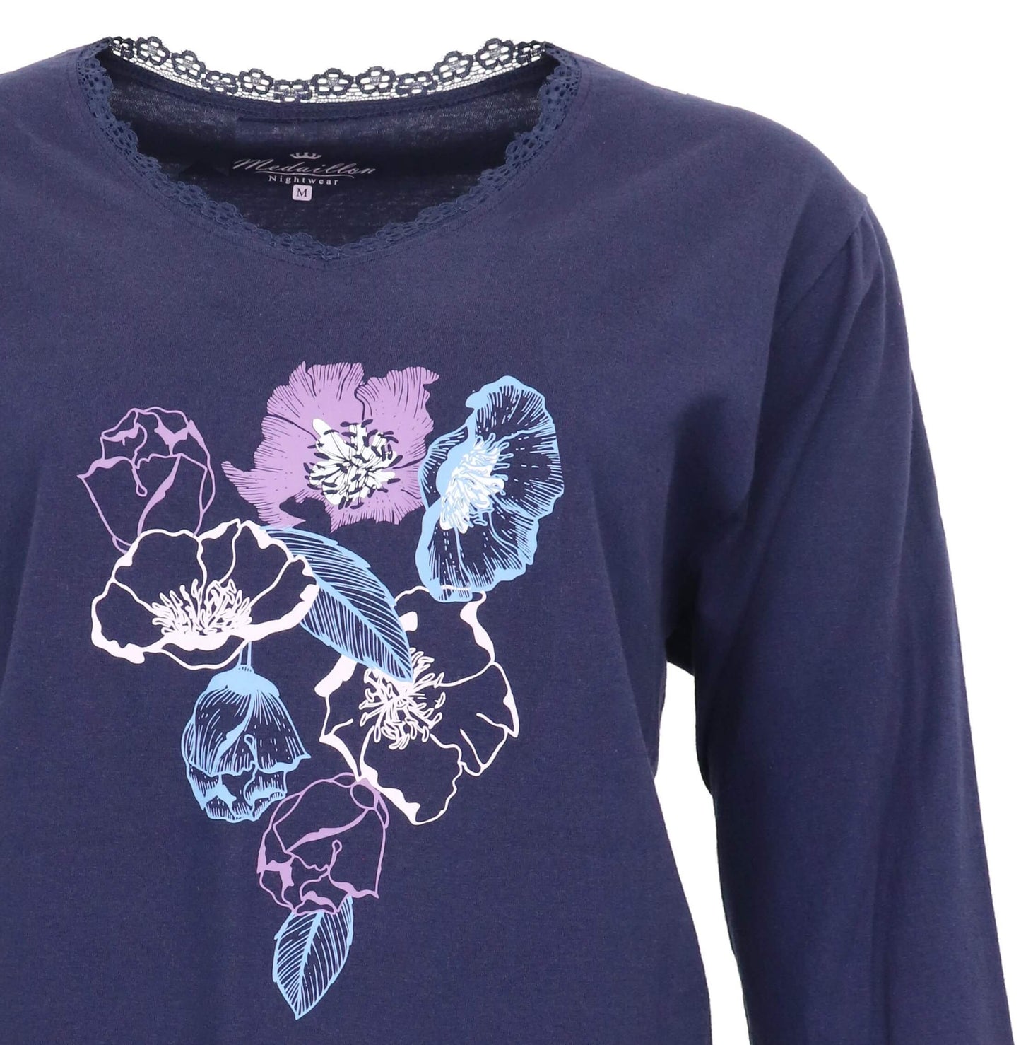 Blauwe dames pyjama met bloemenprint in pastelkleuren en kanten halsrand, lange mouwen