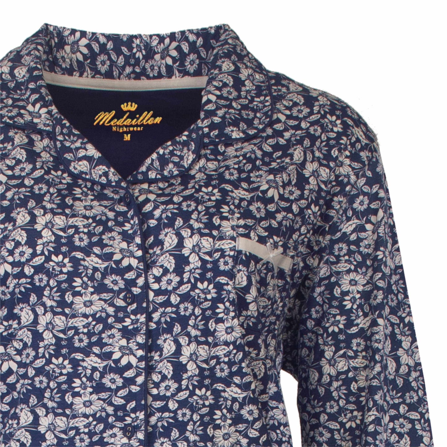 Blauwe dames pyjama met wit bloemenpatroon, lange mouwen en doorknoop sluiting van het merk Medaillon