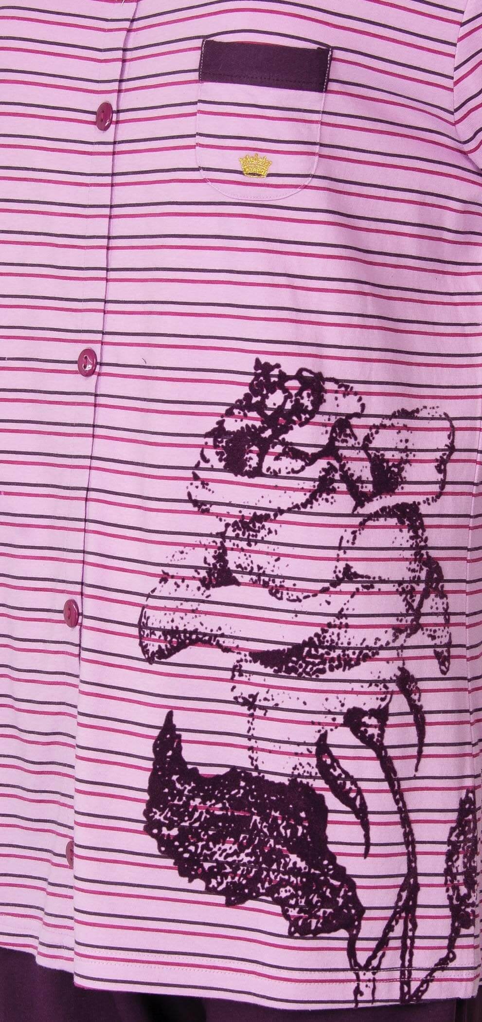 Roze gestreepte pyjama met zwart cartoon karakter print, gouden kroon op borstzak en knoopsluiting