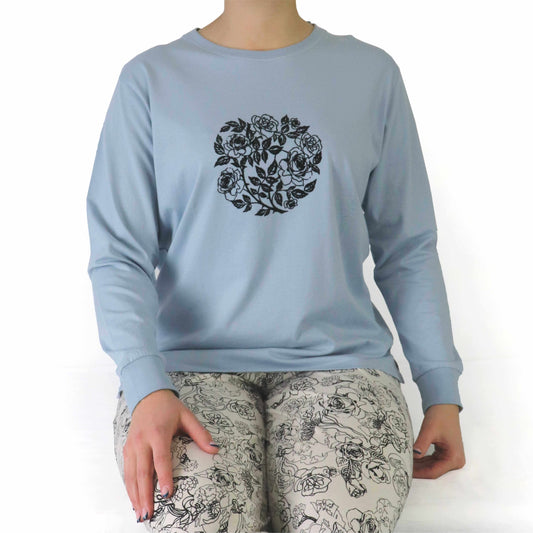 Grijze dames pyjama top met zwart bloemenmedaillon en bijpassende broek met bloemenprint