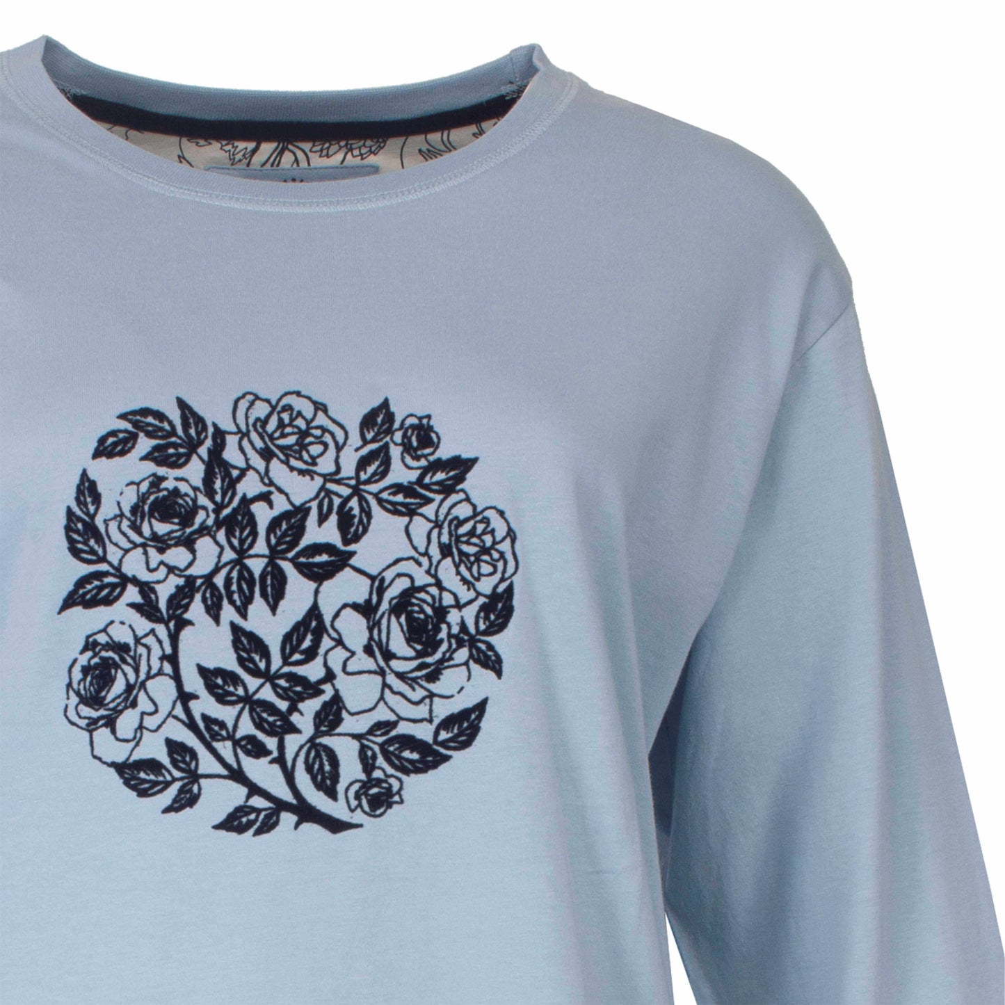 Grijze pyjama top met zwart bloemenpatroon in cirkelvorm op de borst. Ronde hals en lange mouwen.