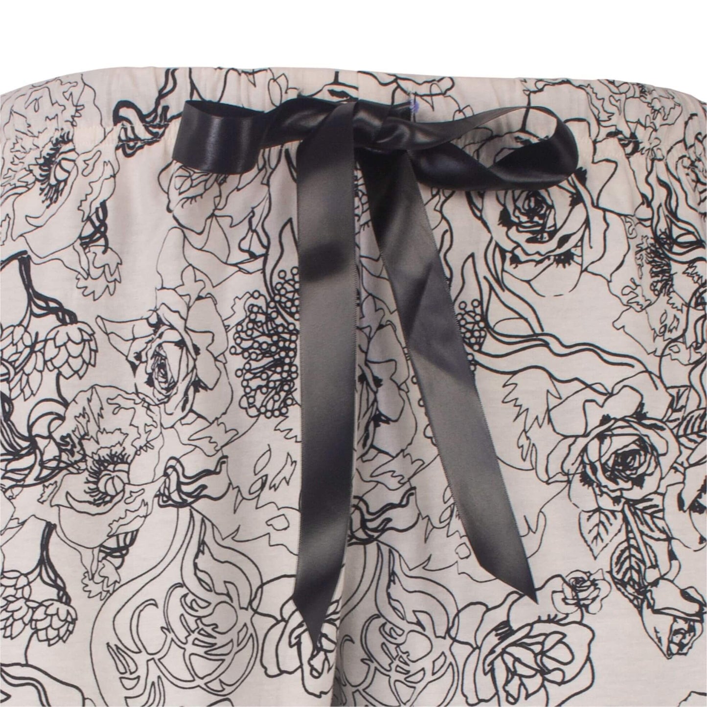 Grijze pyjama met zwarte bloemenprint en een zwart satijnen lint als tailleband detail.