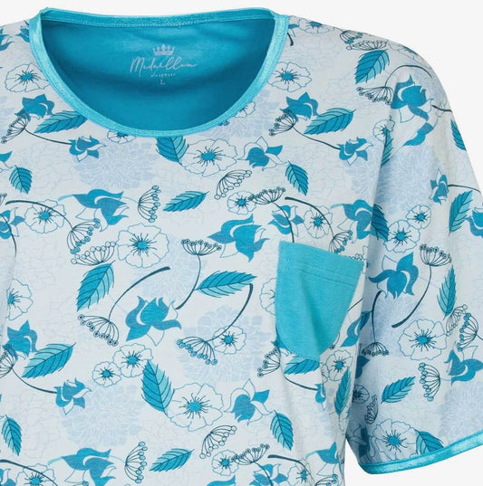 Lichtblauwe dames pyjama met turquoise bloemenprint, ronde hals en korte mouwen, gemaakt van katoen.