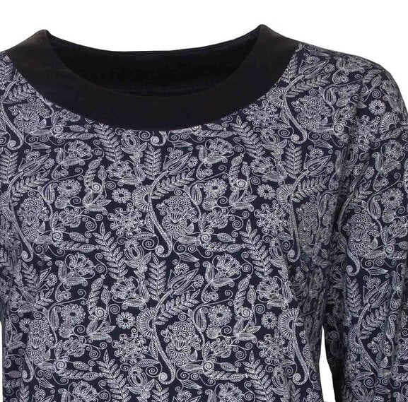 Blauwe dames pyjama top met witte bloemenprint, ronde hals en lange mouwen, gemaakt van katoen