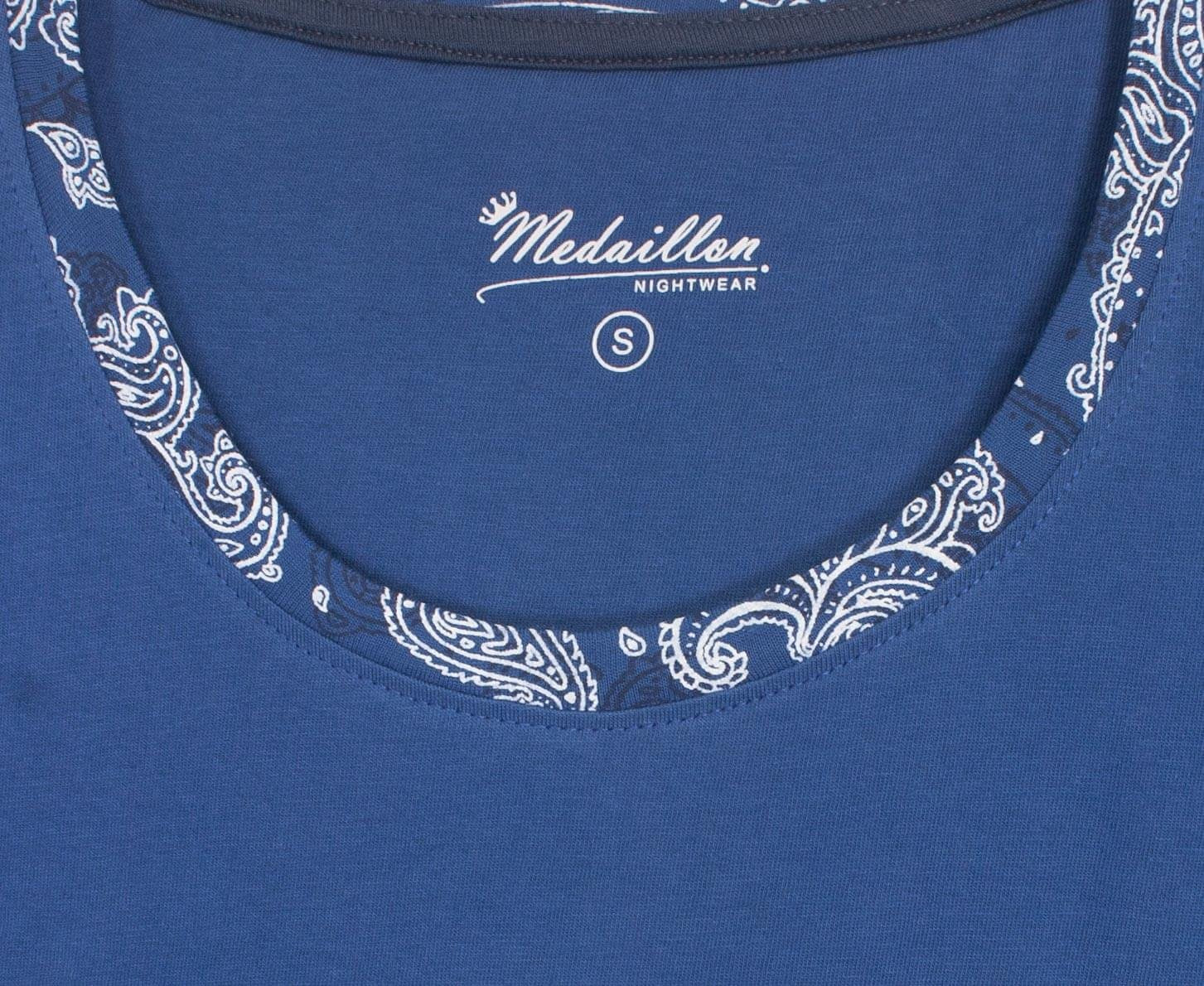 Blauwe pyjama top met korte mouwen, Medaillon logo en maat S. Hals versierd met paisley patroon.