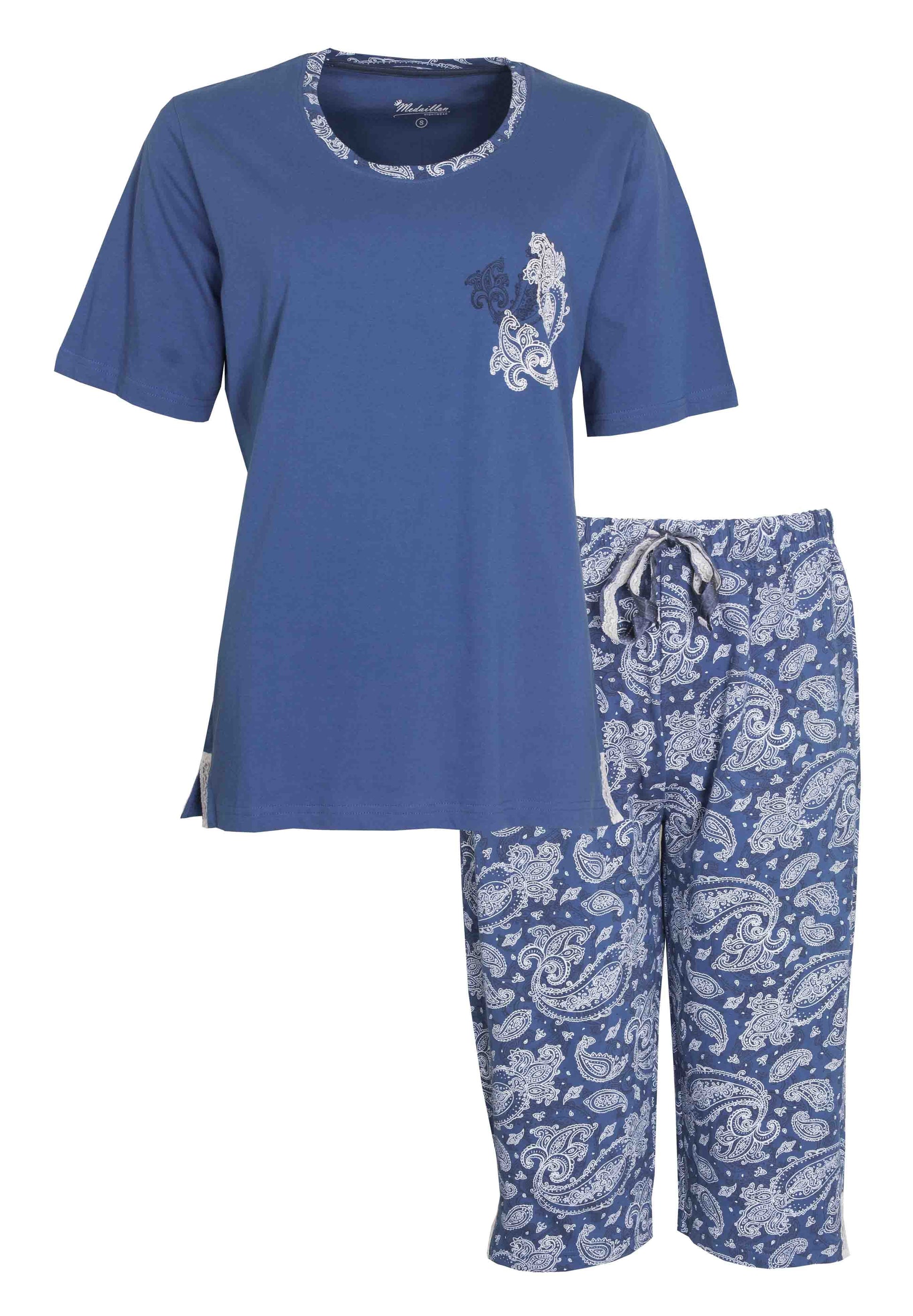 Blauwe dames pyjama set met korte mouwen en capri broek,-shirt heeft paisley print, broek heeft volledig paisley patroon.