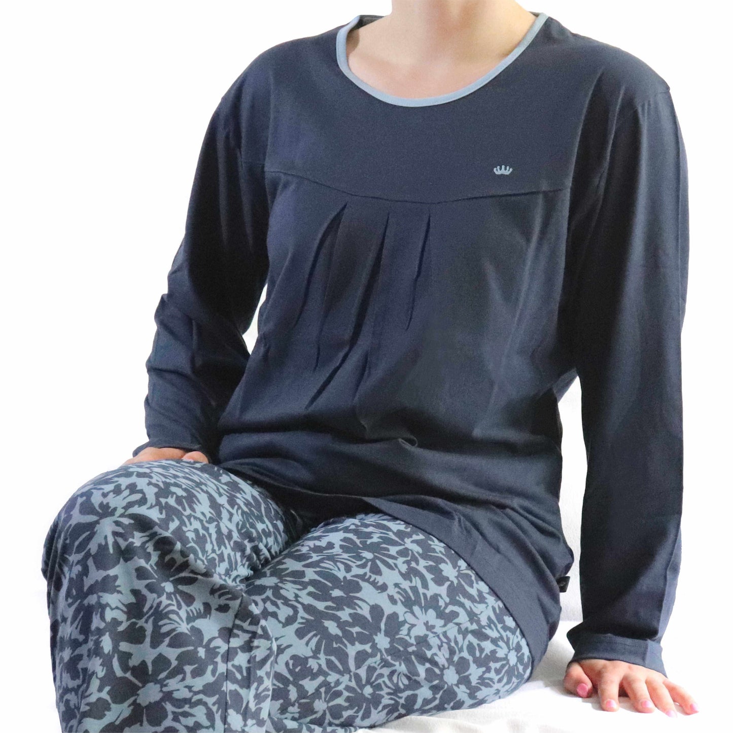 Donkerblauwe dames pyjama met lange mouwen en geplooide voorkant, gedragen met gebloemde broek