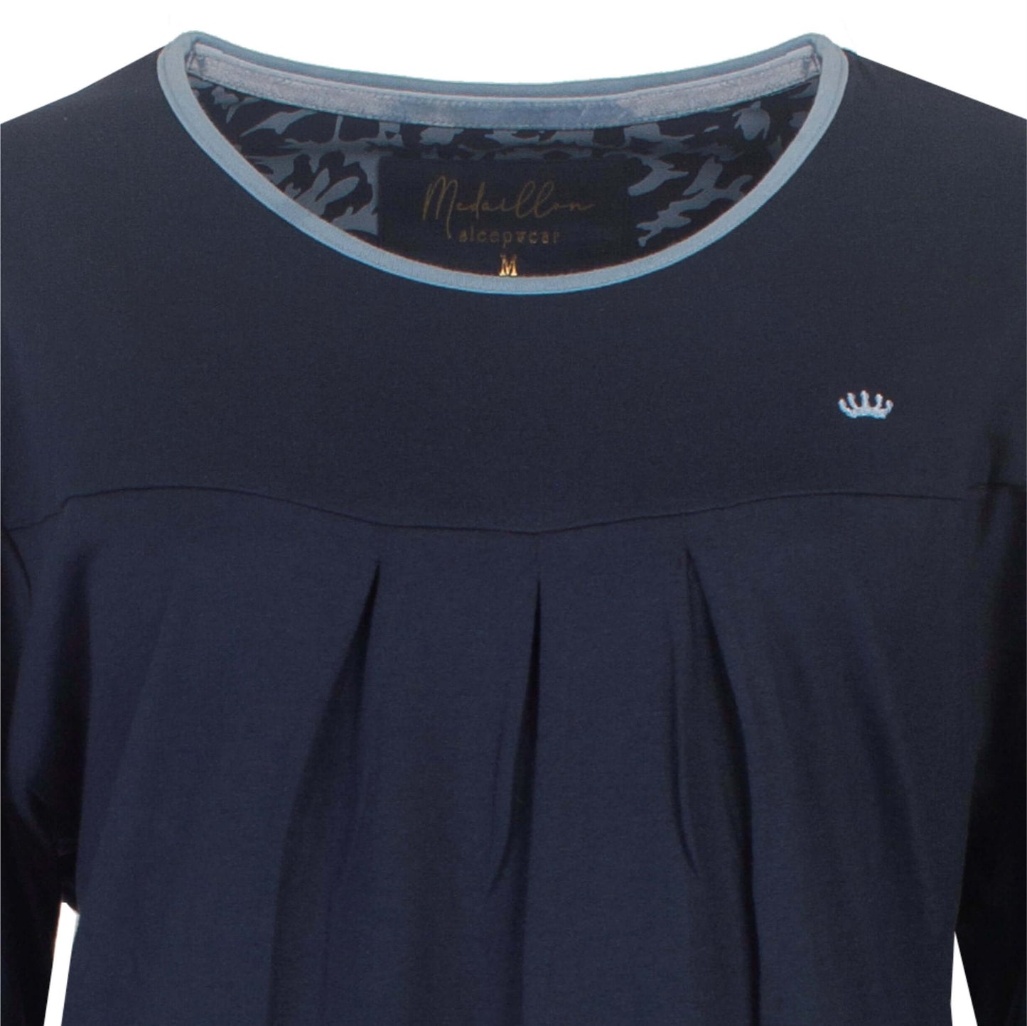 Donkerblauwe dames pyjama met lange mouwen, plooien op de borst en lichtblauwe accenten aan de hals