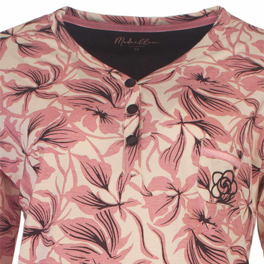 Roze dames pyjama met lange mouwen, bloemenprint en knoopsluiting. Medaillon merk met rozenlogo op de borst.