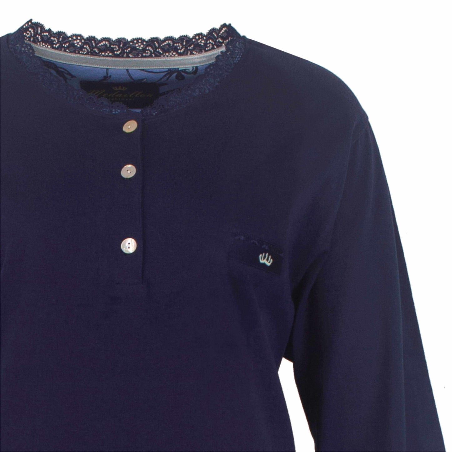 Blauwe dames pyjama met lange mouwen, knoopsluiting en gebloemde kanten kraag, Medaillon logo zichtbaar