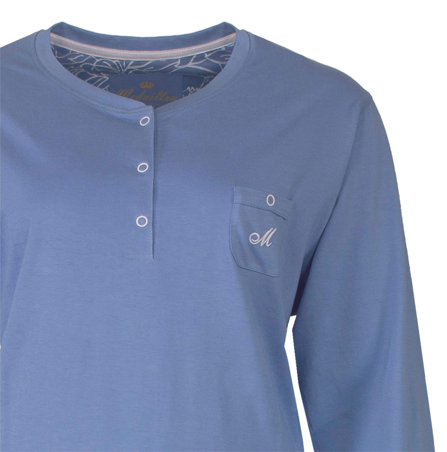 Blauwe dames pyjama met lange mouwen, knoopsluiting en borstzakje met 'M' borduursel, gemaakt van katoen.