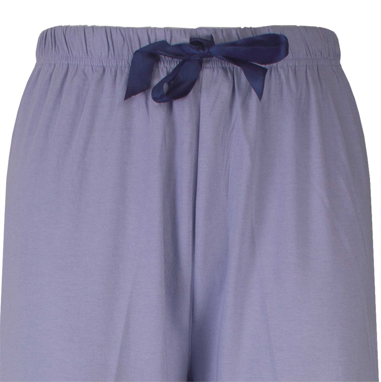 Close-up van lavendelblauw pyjamabroek met een donkerblauwe strik als tailleband detail.