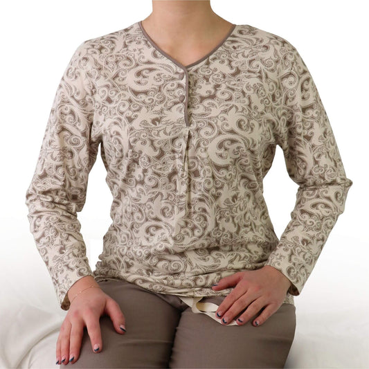 Dames pyjama top met lange mouwen, beige met bruin sierlijk ornamentpatroon en knoopsluiting aan de hals