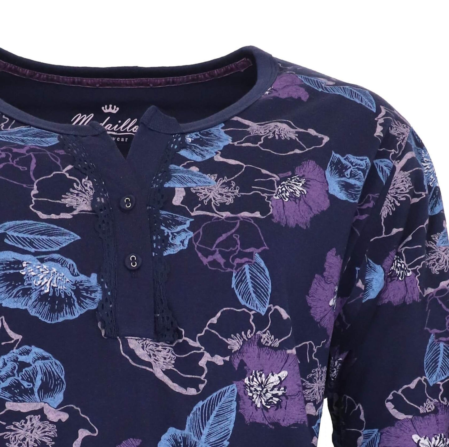 Donkerblauwe pyjama met paarse en blauwe bloemenprint, knoopsluiting en ronde hals.