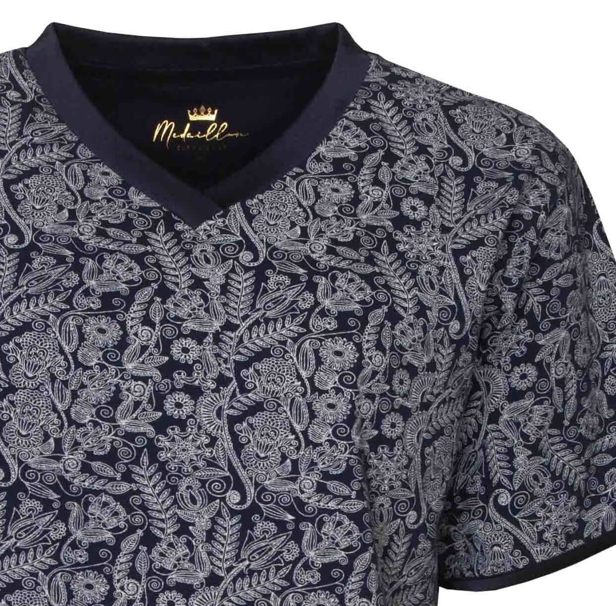 Blauwe dames shortama met fijn wit bloemen- en bladpatroon, V-hals en korte mouwen.