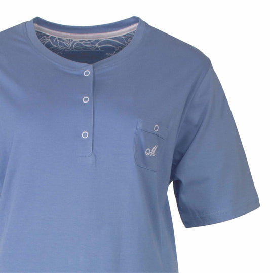 Lichtblauwe dames pyjama top met korte mouwen, knoopsluiting en borstzakje met 'M' geborduurd