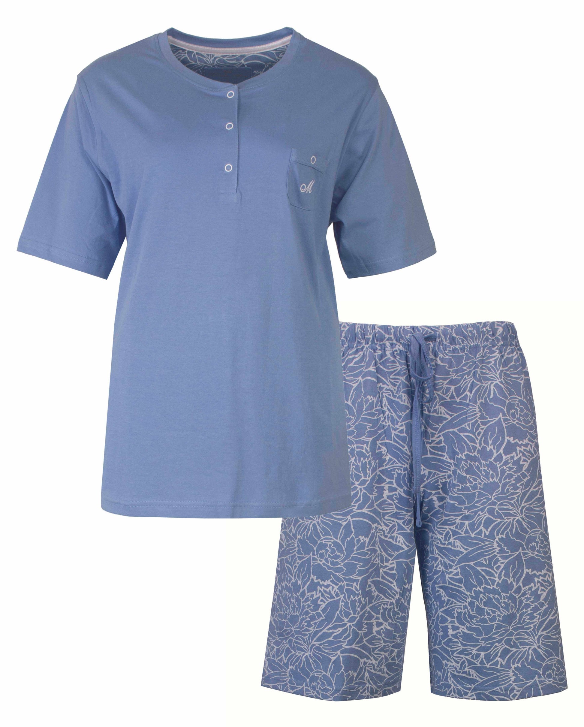 Blauwe dames pyjama set met korte mouwen en shorts. T-shirt heeft knoopsluiting en borstzakje. Shorts met bloemenpatroon.