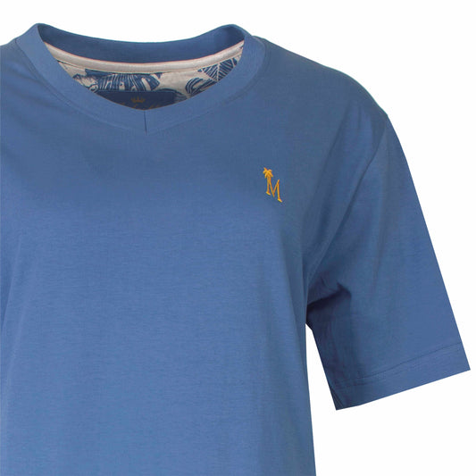 Lichtblauw T-shirt met V-hals, korte mouwen en klein goudkleurig logo op de borst. Bloemenmotief binnenkant kraag.