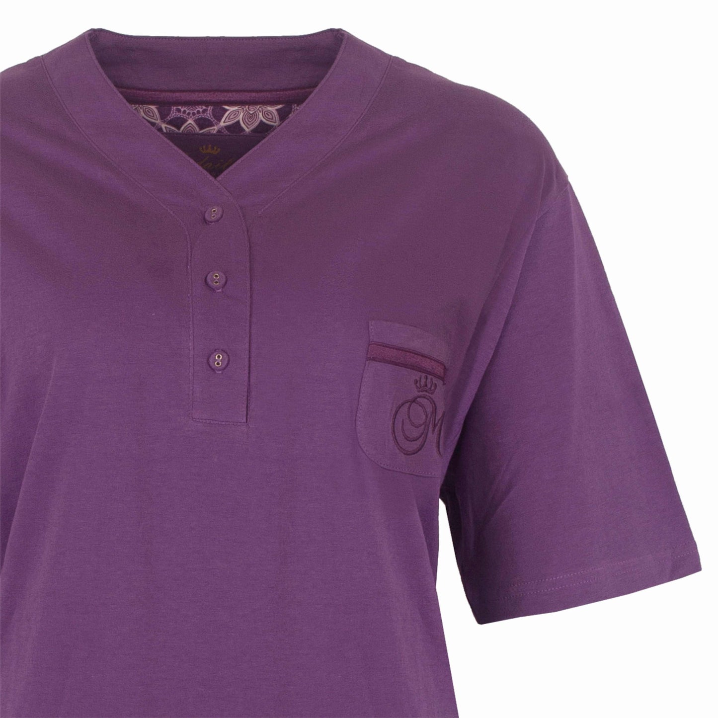 Paarse dames pyjama topama met V-hals, korte mouwen en knoopsluiting. Merklogo op borstzakje.