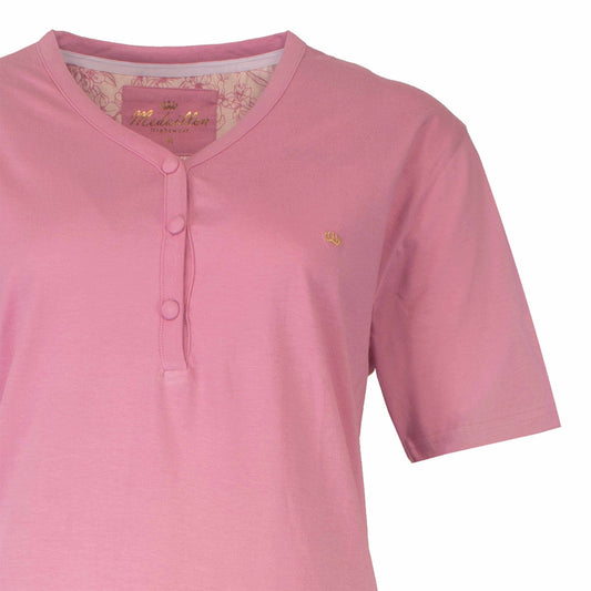 Roze dames shortama top met korte mouwen en knoopsluiting, metAakt door Medaillon.