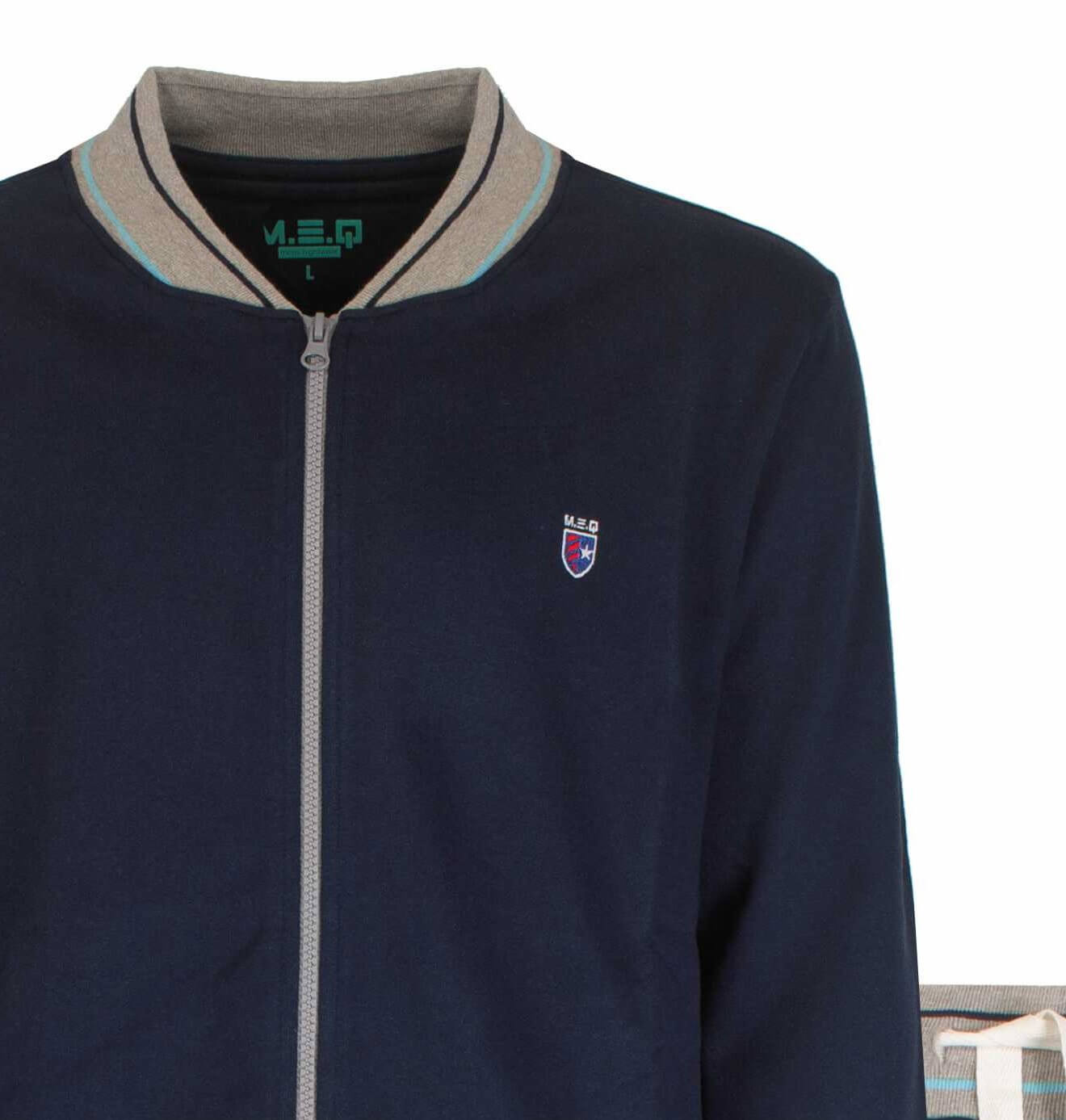 Donkerblauwe huispak met grijze kraag en rits, voorzien van MEQ-logo op de borst. Gemaakt van gerecycled katoen.